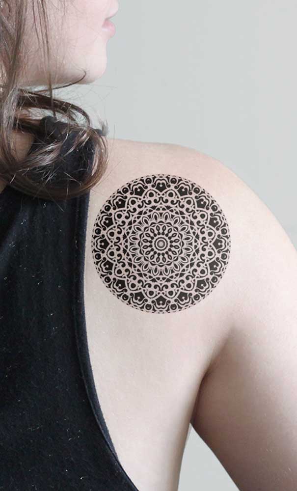 E essa tatuagem tribal feminina que mais parece uma mandala. Ficou perfeita no ombro.