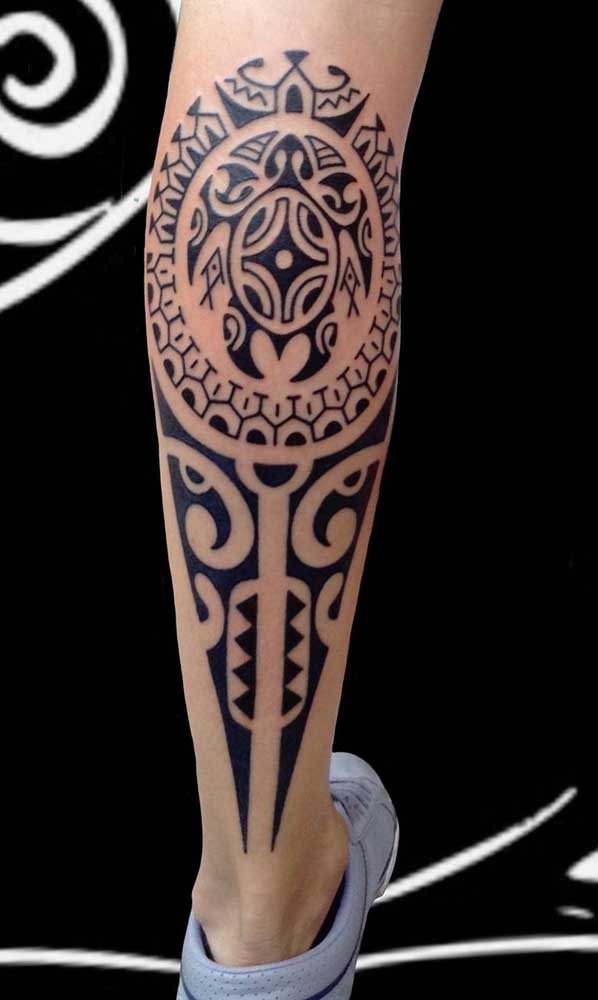 É incrível como a tatuagem tribal na perna fica perfeita para o corpo do homem.