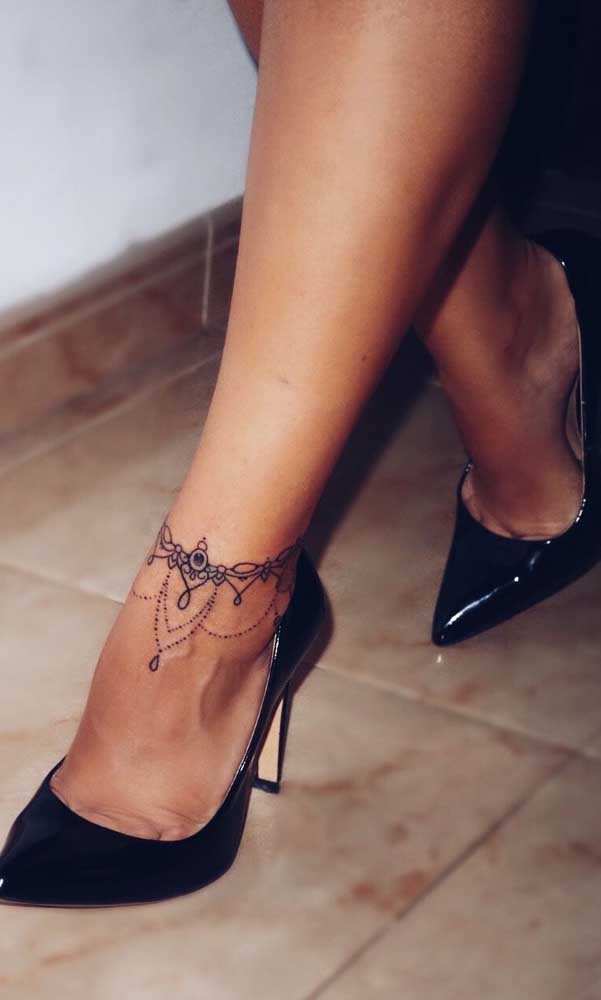 Troque a tornozeleira por uma tatuagem tribal. O resultado é um desenho sensual, charmoso e delicado.