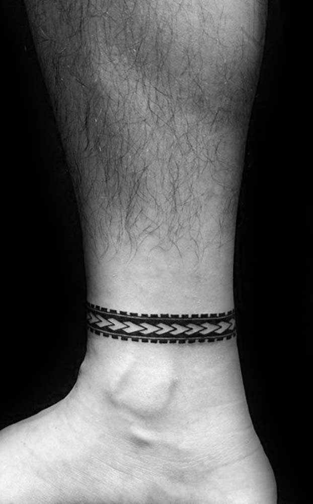 Saiba que é possível escolher uma tatuagem na perna tribal que seja super discreta.
