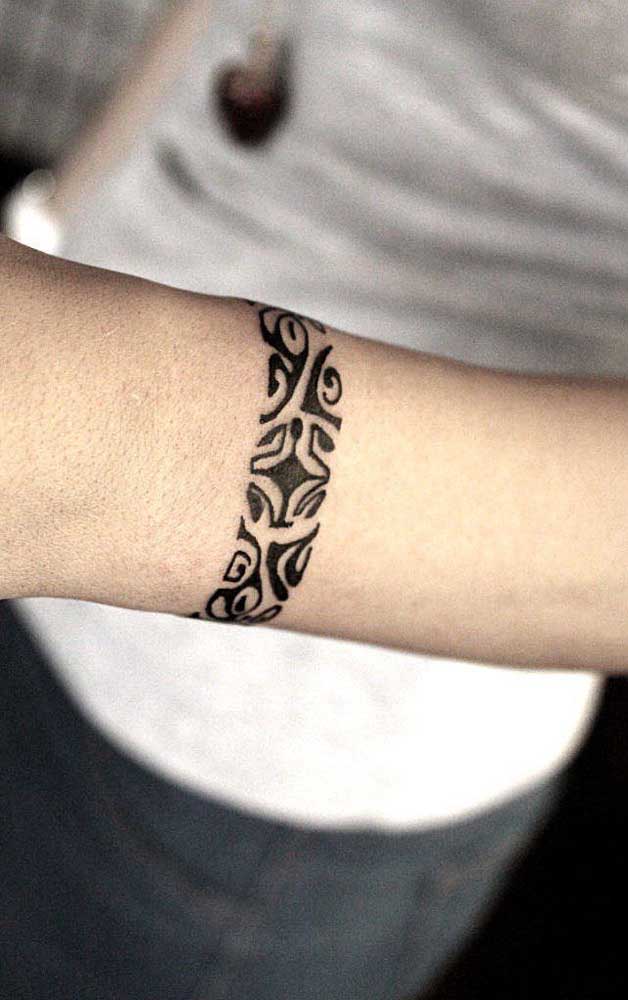 Com esse modelo de tattoo tribal mais discreto dá até para arrumar coragem para tatuar.