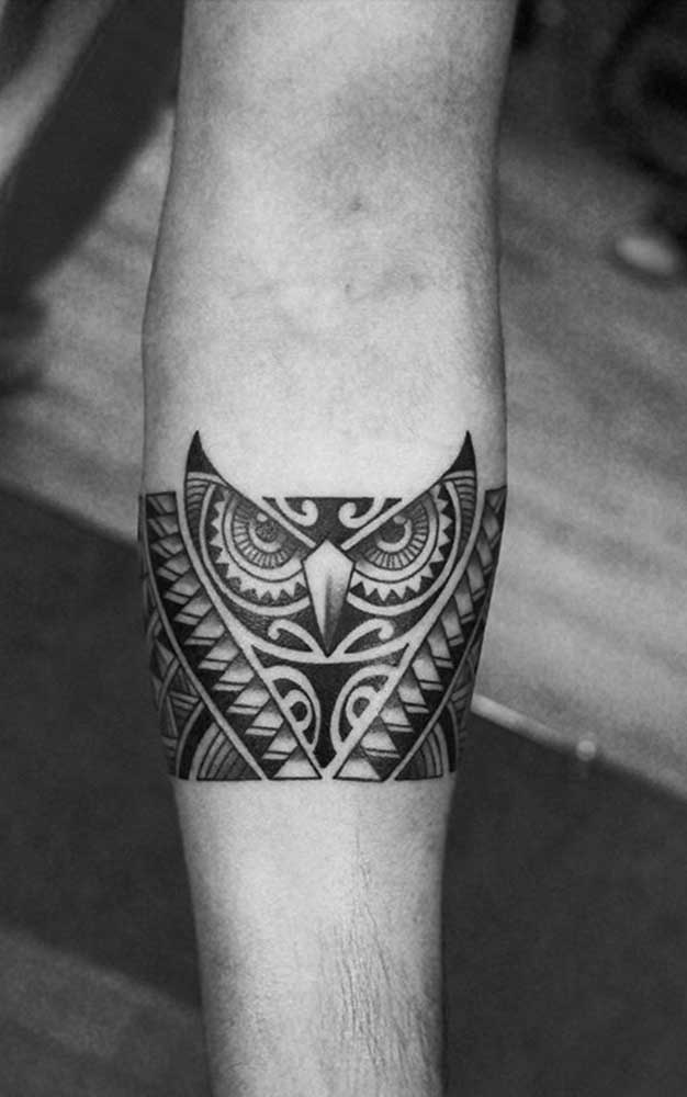 Que tal escolher a coruja como símbolo da sua tatuagem tribal?