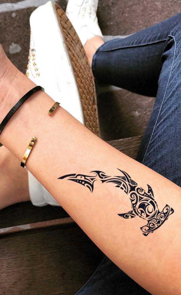 Use esse modelo de tatuagem tribal feminina para se inspirar na hora de fazer a sua.
