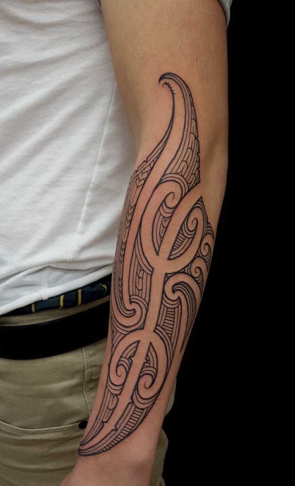 Você também pode optar por uma tatuagem tribal com traços bem finos.