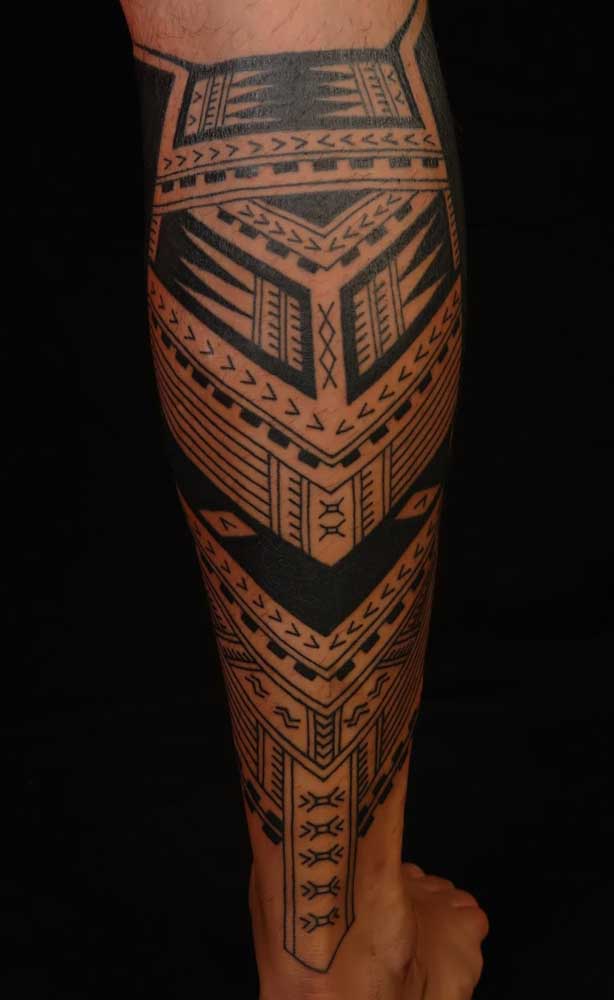 Mas na região da perna, o mais indicado é fazer uma tattoo tribal com traços mais fortes.