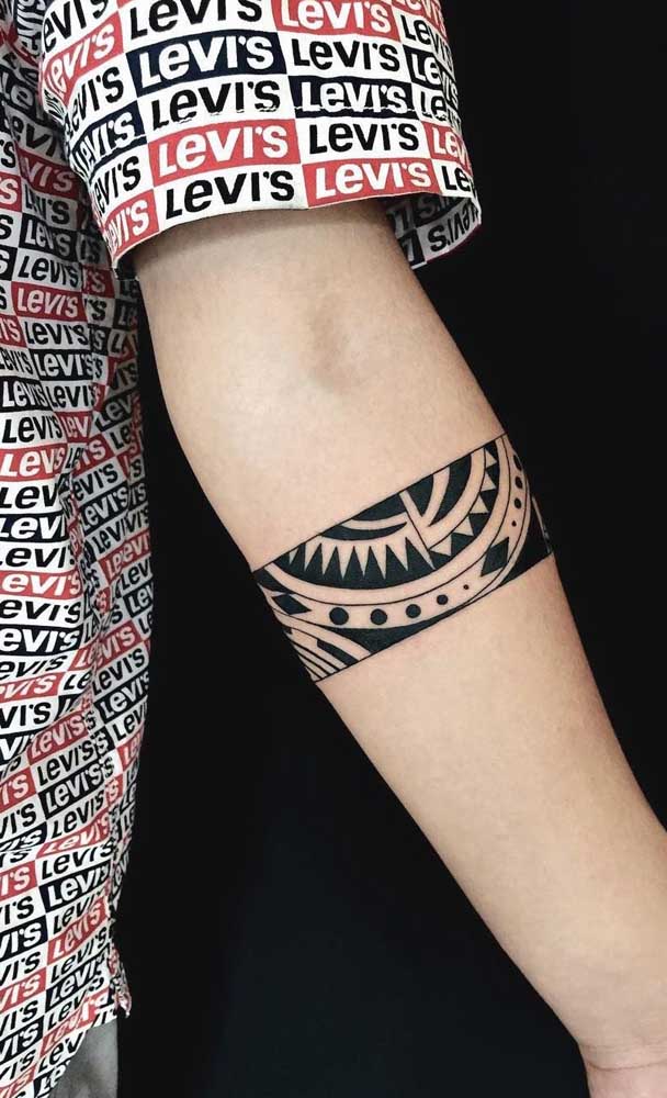 O modelo bracelete é um dos mais usados na hora de fazer uma tatuagem tribal.