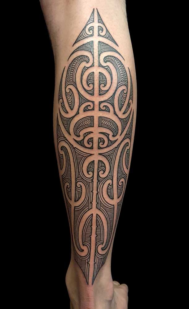 O que não faltam são opções de tatuagens tribais para a perna.