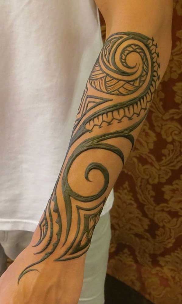 O que acha de apostar na tendência do momento? Tatuagem tribal no formato 3D?