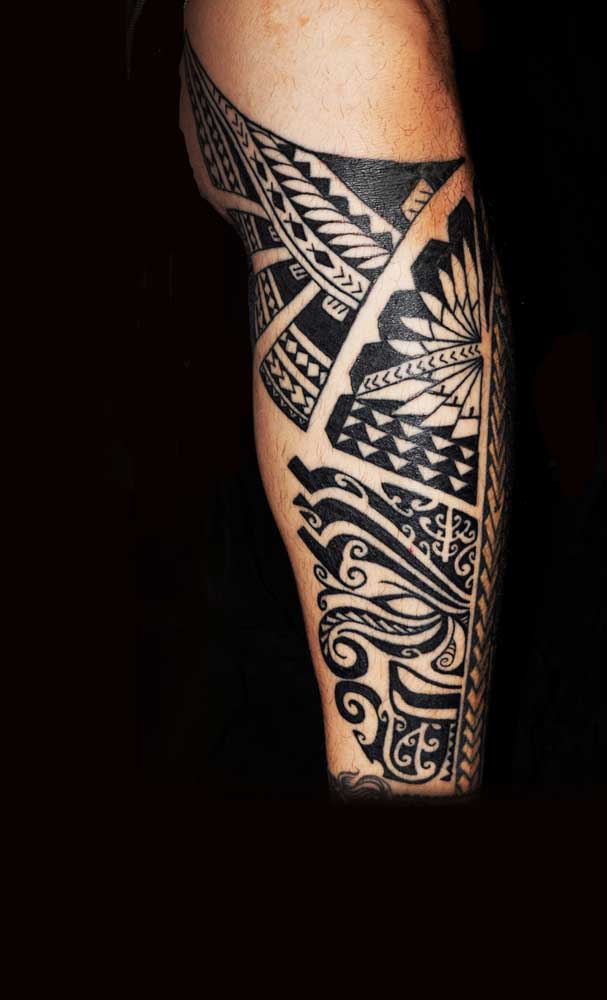 Três símbolos diferentes para representar uma única tatuagem tribal.