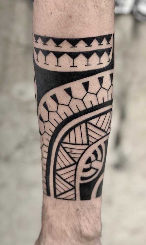 Uma mistura de figuras para fazer uma tatuagem no estilo tribal.