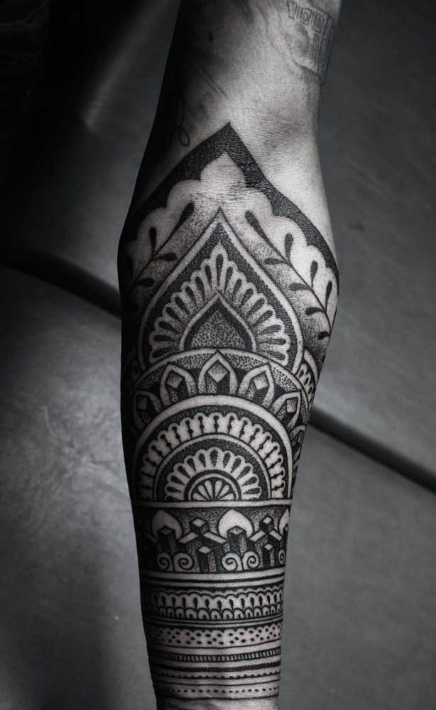 A tatuagem no antebraço tribal é uma das mais usadas pelos homens.