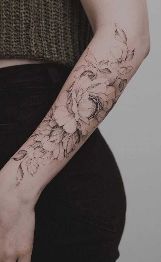 A tatuagem tumblr é perfeita para mulheres que preferem tattoos mais delicadas e sem muita cor.