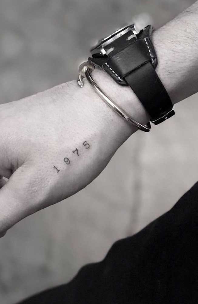 Que tal tatuar o ano do seu nascimento? A mão é uma boa área para fazer uma tattoo com esse desenho.