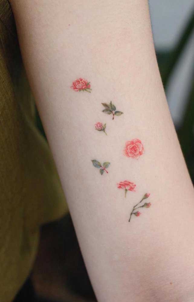 Quer fazer uma tatuagem tumblr delicada? Aposte nas pequenas rosas espalhadas pelo braço.