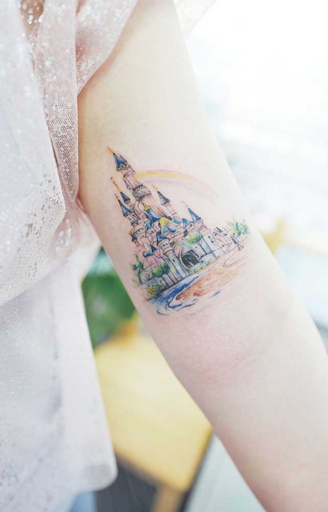 O que acha de eternizar o Castelo das Princesas como uma tatuagem tumblr no braço?