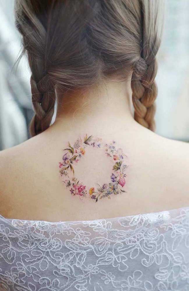 Que tal fazer o desenho de uma guirlanda de flores com traços simples e delicados para ser a sua tattoo tumblr?