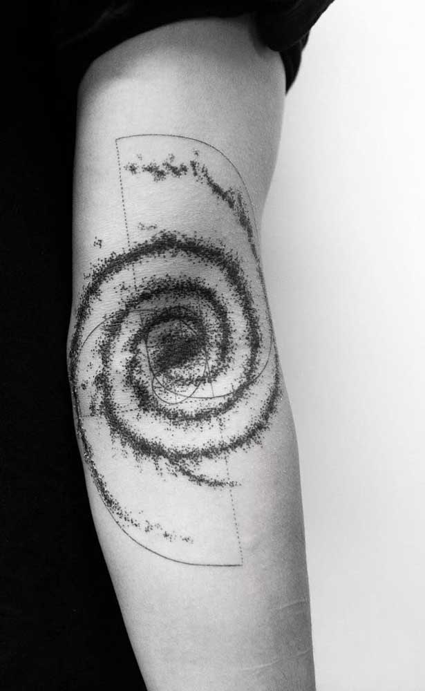 Aposte em desenhos mais inusitados para fazer uma tatuagem no estilo tumblr no seu braço.