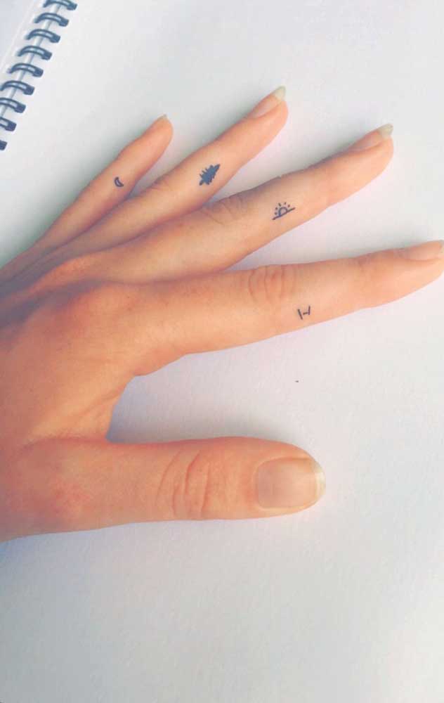 Mais uma opção de tatuagem tumblr para os dedos. Que tal fazer um desenho diferente em cada dedo?