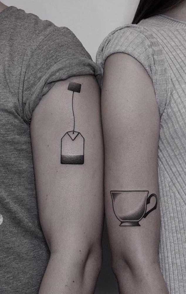 Mais uma opção interessante de tatuagem casal tumblr, pois representa como um deve ser o complemento do outro para que a relação seja duradoura.