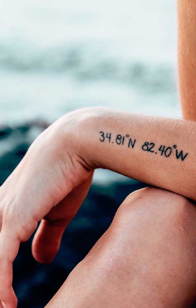 Para deixar um destino registrado eternamente na sua vida, faça uma tatuagem tumblr com as coordenadas para chegar até o lugar.