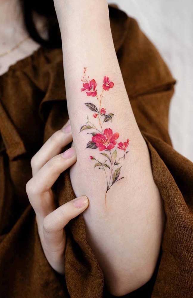 A tatuagem tumblr feminina fica perfeita se você optar por desenhos com traços mais finos e delicados.