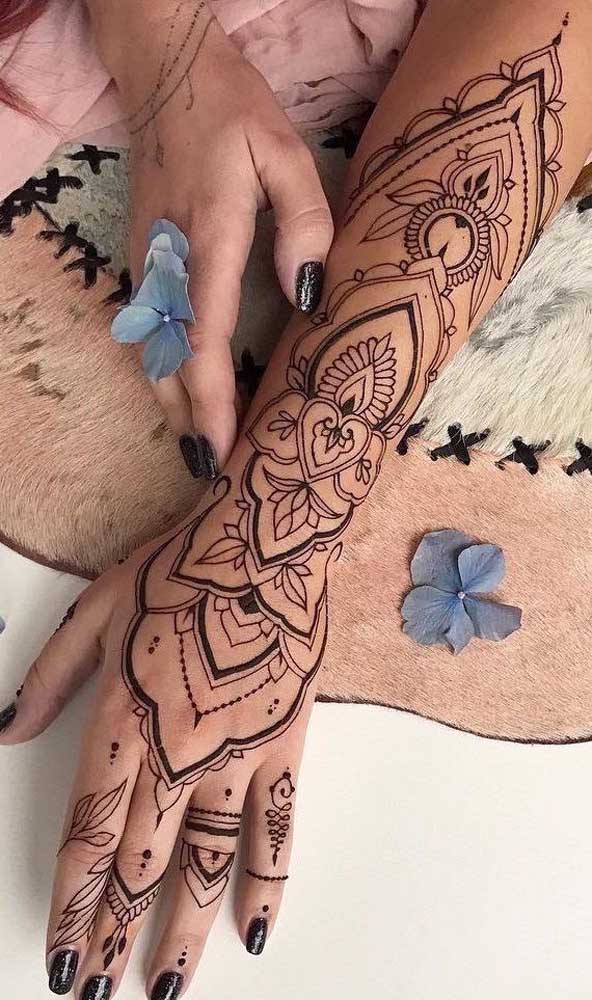 A tatuagem indiana na mão é uma tradição chamada Mehndi e muito usada por mulheres.