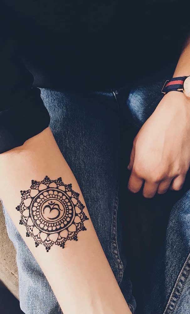 Quer escolher um dos símbolos indianos mais usados em tatuagens? Opte pela figura Om.