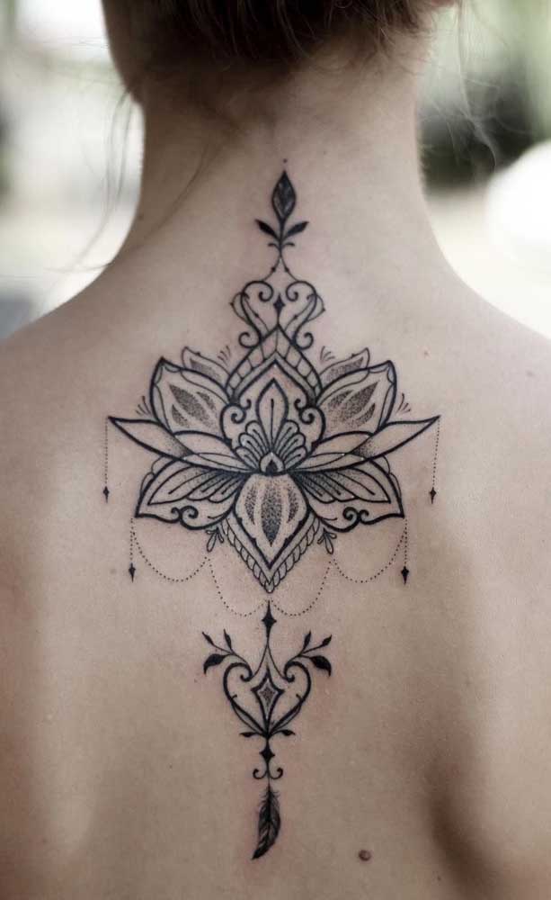 Quer fazer uma tatuagem indiana nas costas? Use e abuse de tattoos grandes nessa área.