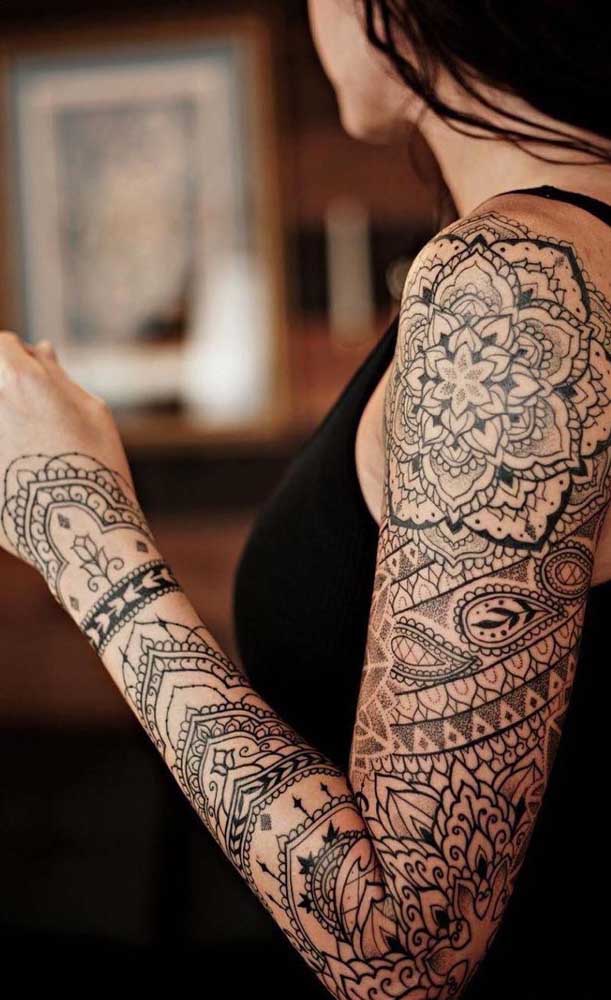 Para as mulheres que desejam radicalizar, nada melhor do que fazer uma tatuagem indiana no braço inteiro.