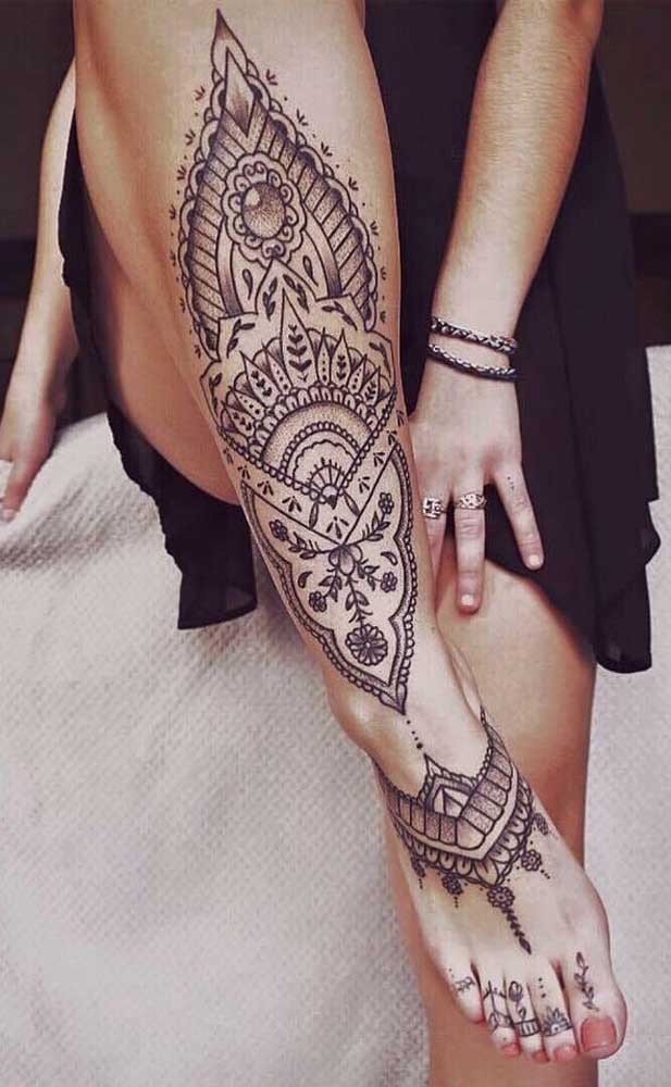 Que tal fazer uma tatuagem indiana na perna que vai até o pé?