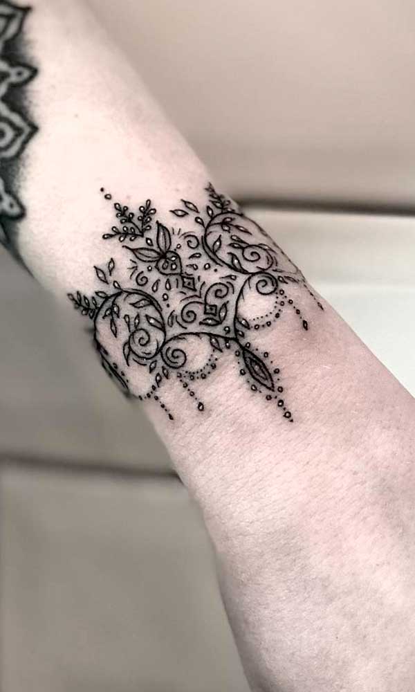 As mulheres vão amar esse estilo de tatuagem mais discreto no braço, quase formando um bracelete.