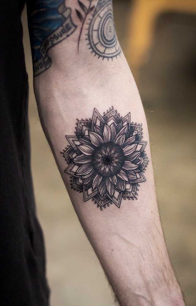 Mais uma opção de desenho flor de lótus para você fazer uma tatuagem indiana no braço.
