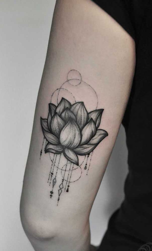 A flor de lótus é um dos símbolos mais escolhidos na hora de fazer uma tatuagem indiana.