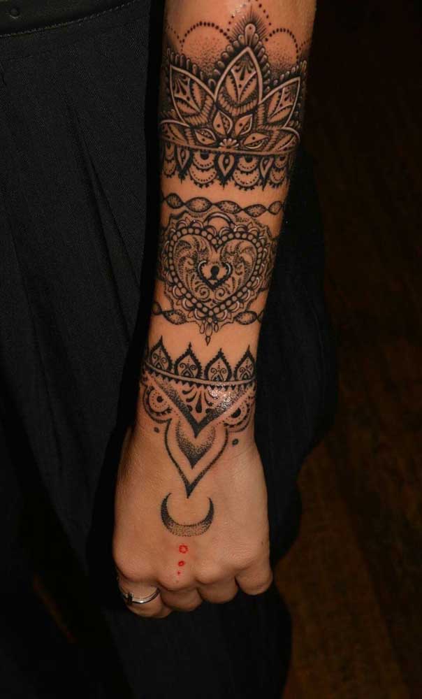 É possível optar por diferentes desenhos para fazer uma tatuagem indiana diferenciada.