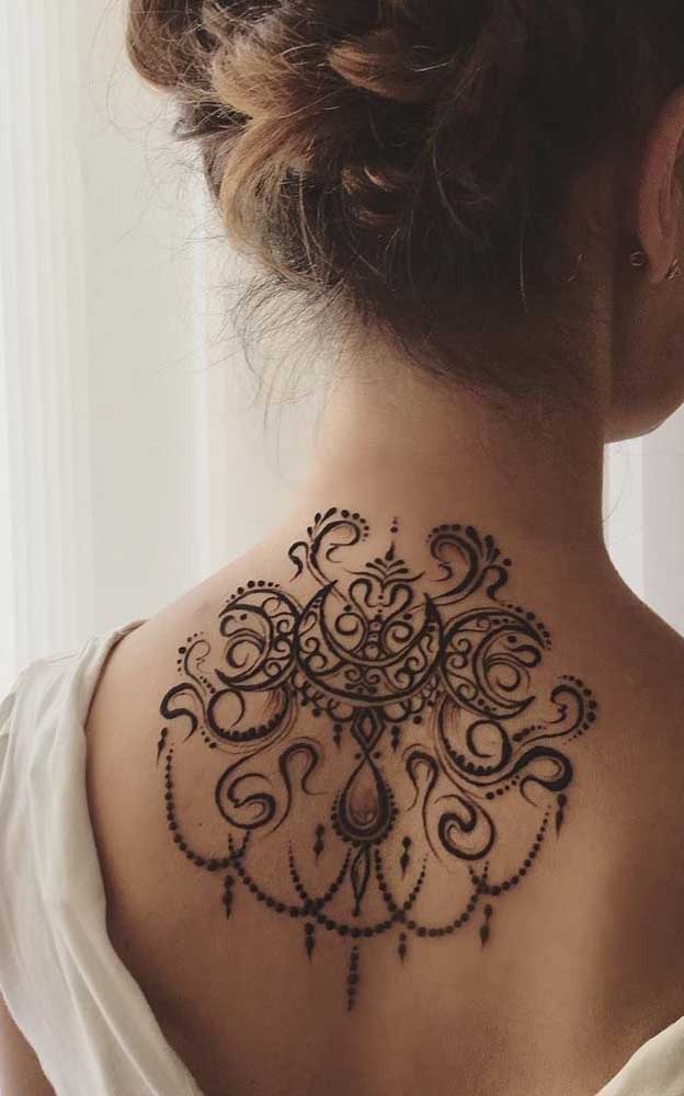 Nas costas também é possível fazer uma tattoo mais delicada.