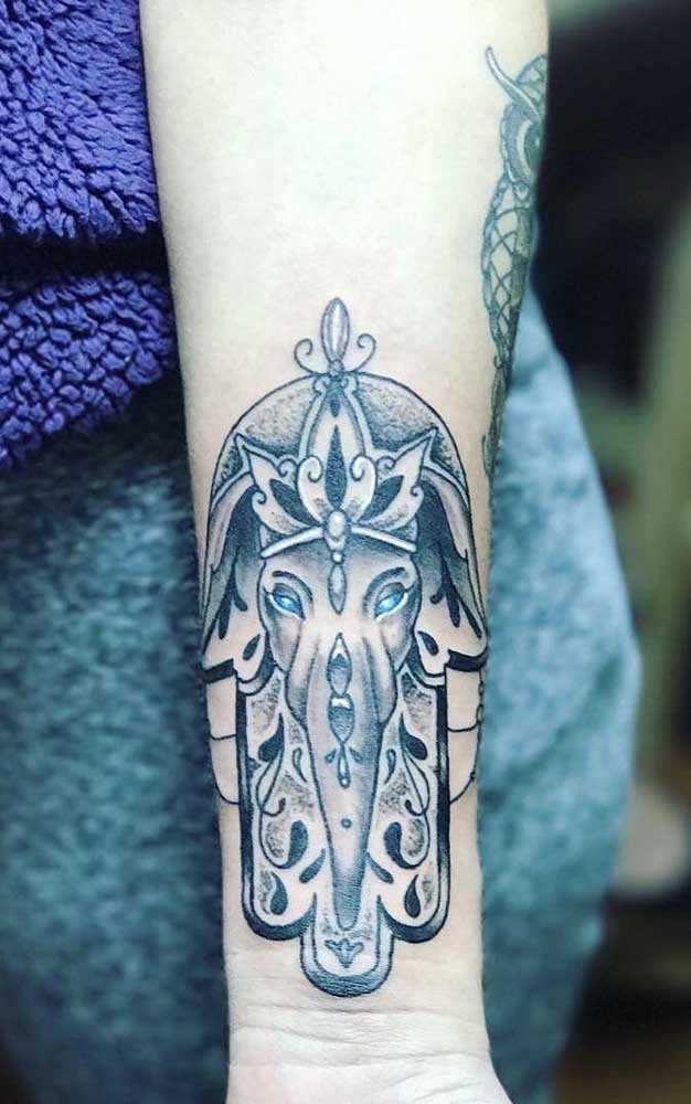 Sabia que é possível fazer uma tatuagem indiana colorida?