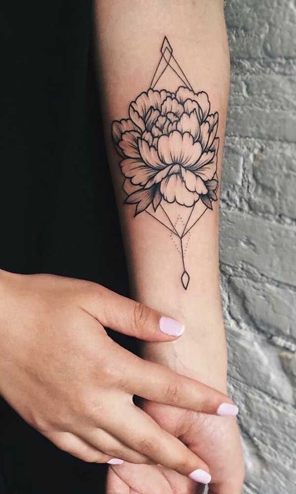 Faça o desenho da flor de lótus bem delicado para combinar com a sua personalidade.