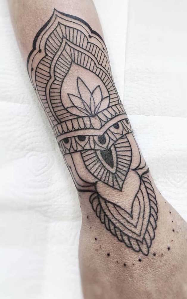 Aposte em desenhos diferenciados para fazer uma bela tattoo indiana.