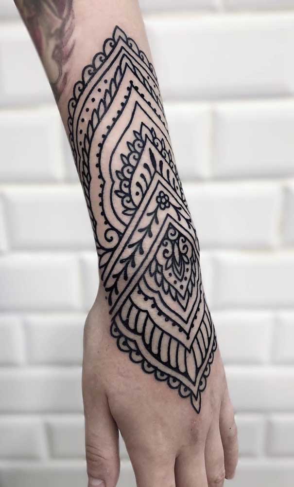 Que desenho perfeito para quem deseja fazer uma tatuagem no antebraço até a mão.