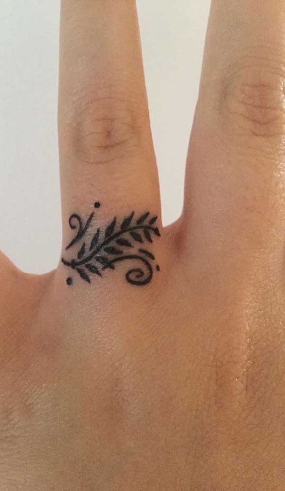 Quer fazer algo bem discreto? Que tal essa tattoo entre os dedos?