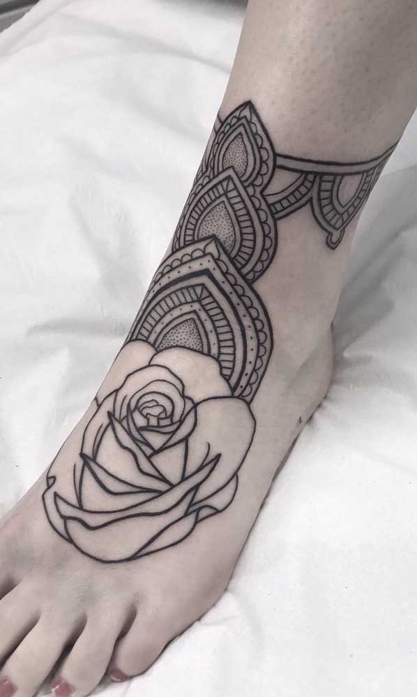 Esse modelo de tatuagem mais parece uma sandália de tão perfeita, não é mesmo?