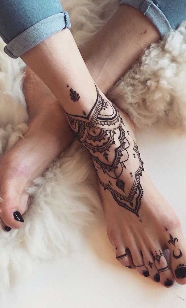 Agora olha essa tatuagem indiana no pé com desenho diferenciado.