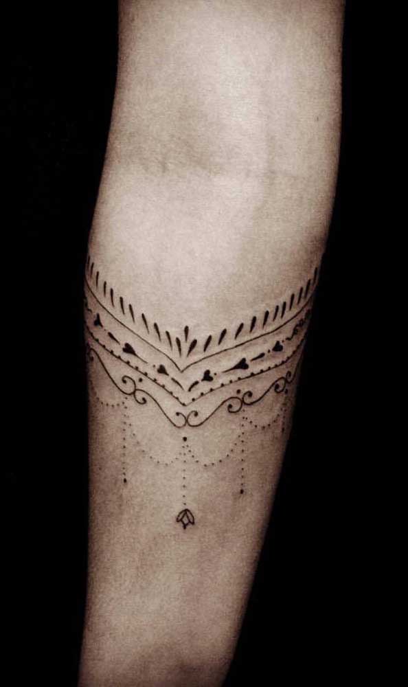 Os pontilhados são formas de fazer uma tatuagem indiana no corpo.