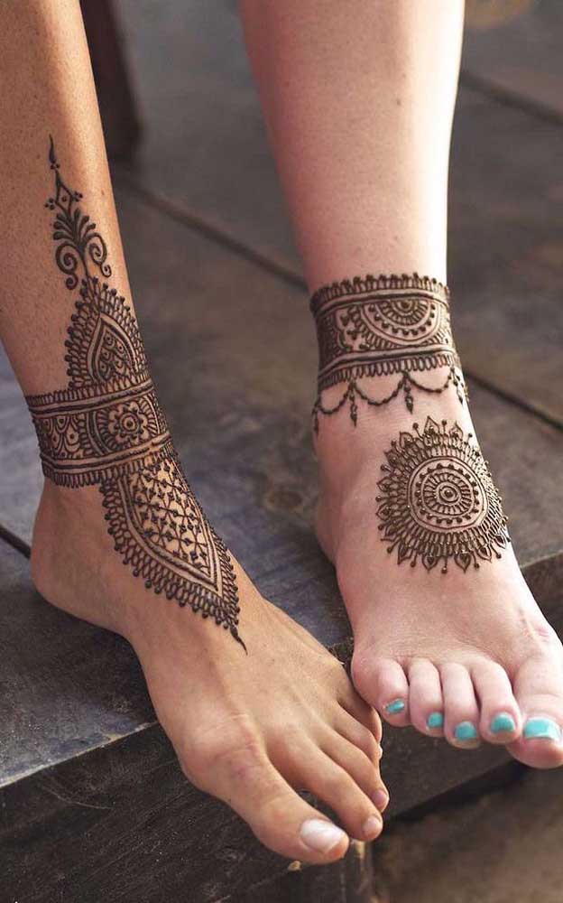 A tatuagem indiana no pé também segue a tradição Mehndi e fica linda.