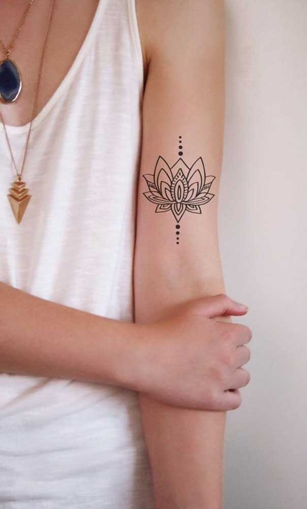 Olha que desenho de flor de lótus lindo para fazer a sua tatuagem indiana no braço.