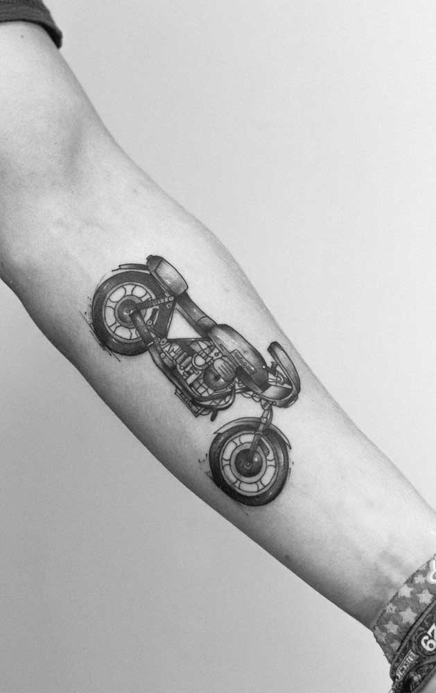 Que tal fazer uma tatuagem realista com o desenho da sua moto?