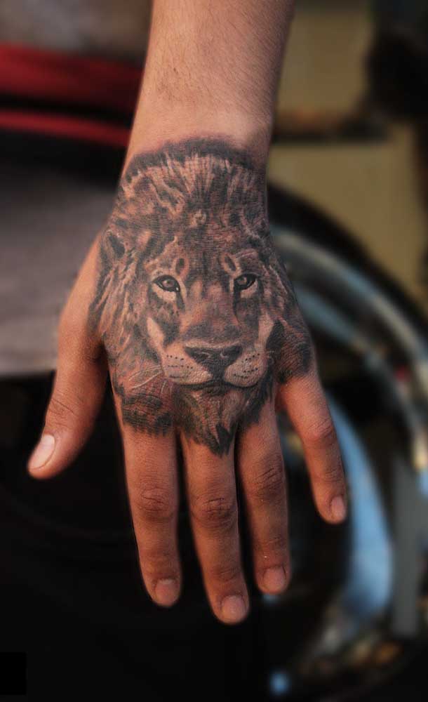 Na tatuagem realista masculina é bem comum ver desenho de animais.