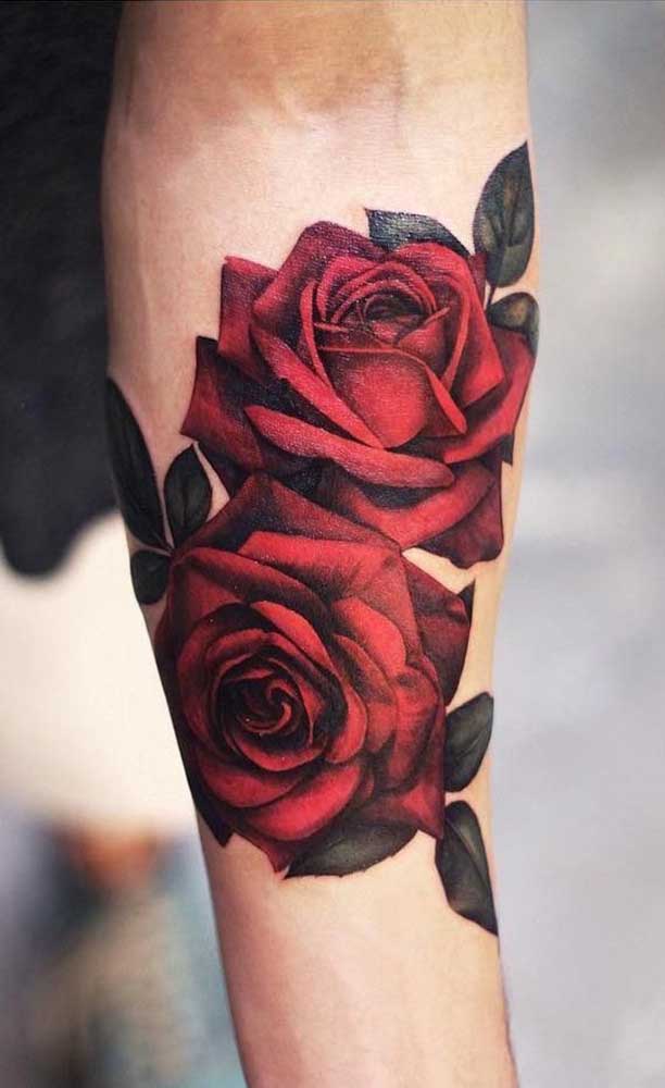 A rosa é uma das imagens mais pedidas para fazer a tatuagem realista.