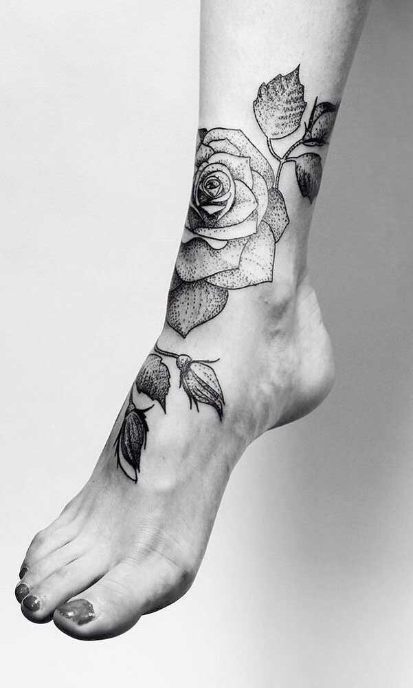 Que tal tatuar uma bela rosa no pé?