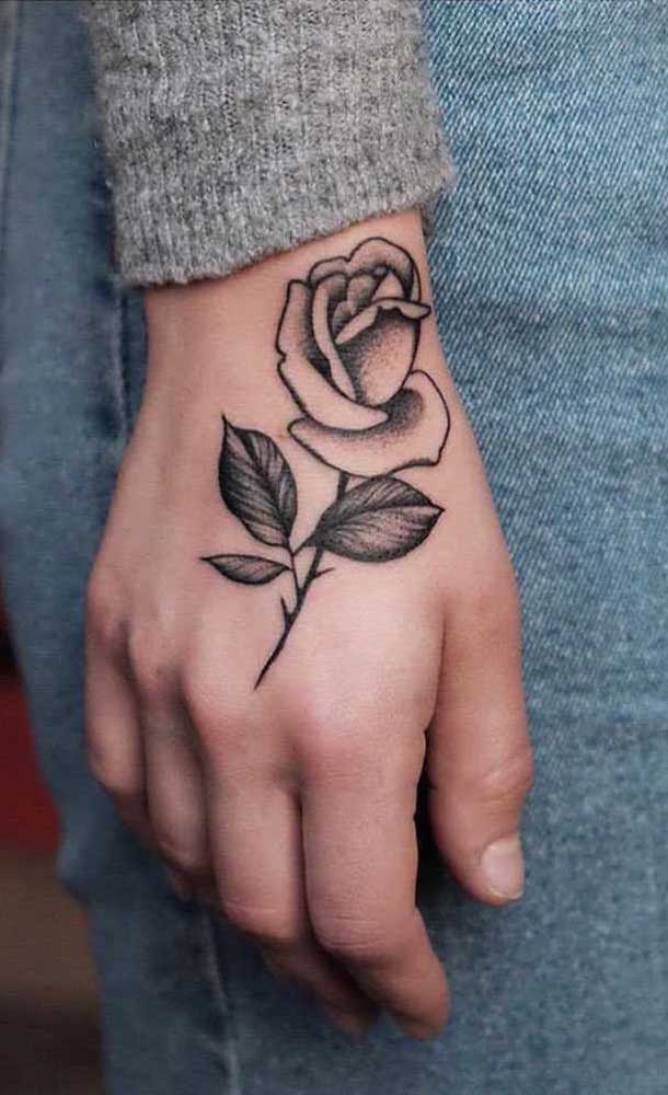 Quer fazer uma tatuagem sombreada mais discreta? Pode fazer uma rosa na mão.